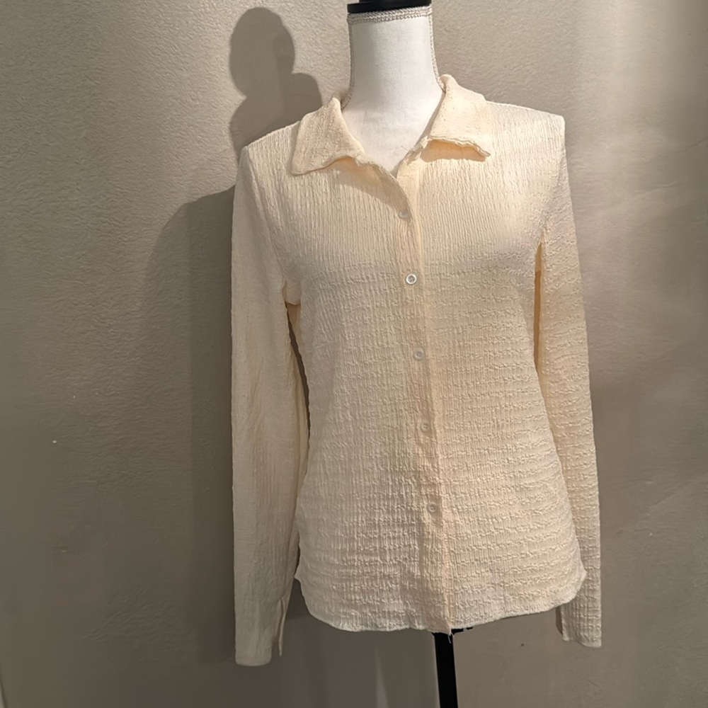 NWT stretchy crinkle button up blouse in cream!